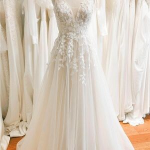Elegant White Lace Wedding Dress